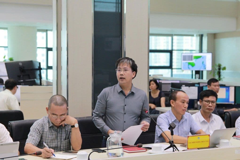 Ông Mai Văn Khiêm, Giám đốc Trung tâm Dự báo khí tượng thủy văn quốc gia, đang phát biểu tại cuộc họp về diễn biến bão.