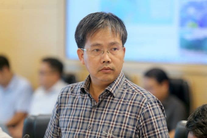Ông Mai Văn Khiêm, Giám đốc Trung tâm Dự báo Khí tượng Thủy văn quốc gia, đang đưa ra nhận định về sự suy yếu của siêu bão Ragasa.