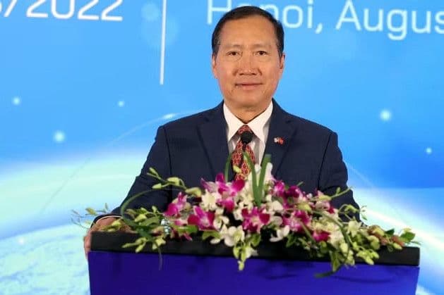 Ông Michael Vũ Nguyễn phát biểu tại một sự kiện, thể hiện vai trò kết nối quốc tế