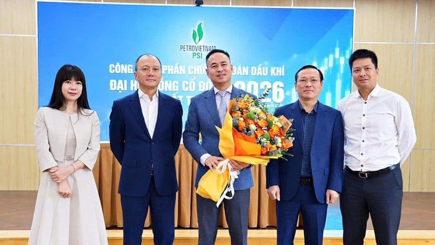 Ông Ngô Ngọc Quang, Chủ tịch HĐQT mới của CTCP Chứng khoán Dầu khí (PSI), nhận hoa chúc mừng cùng các thành viên hội đồng quản trị.