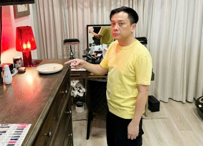 Ông Nguyễn Công Trí tại hiện trường vụ án ma túy, chỉ vào các vật dụng liên quan.