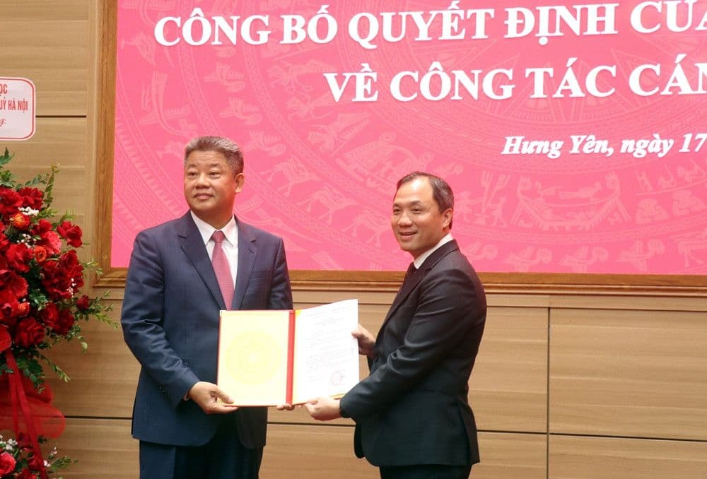 Ông Nguyễn Mạnh Quyền nhận quyết định bổ nhiệm Phó Bí thư Tỉnh ủy Hưng Yên.