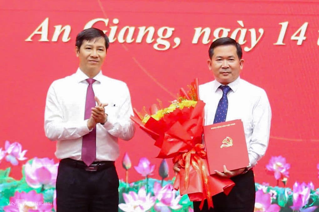 Ông Nguyễn Thành Tâm trao quyết định điều động cho Trung tướng Đinh Văn Nơi giữ chức Phó Bí thư Tỉnh ủy An Giang
