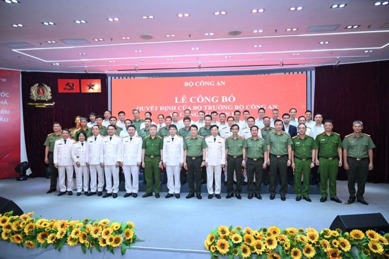 Đông đảo cán bộ, lãnh đạo Bộ Công an và MobiFone tham dự sự kiện chuyển giao, mở ra cơ hội phát triển mới.