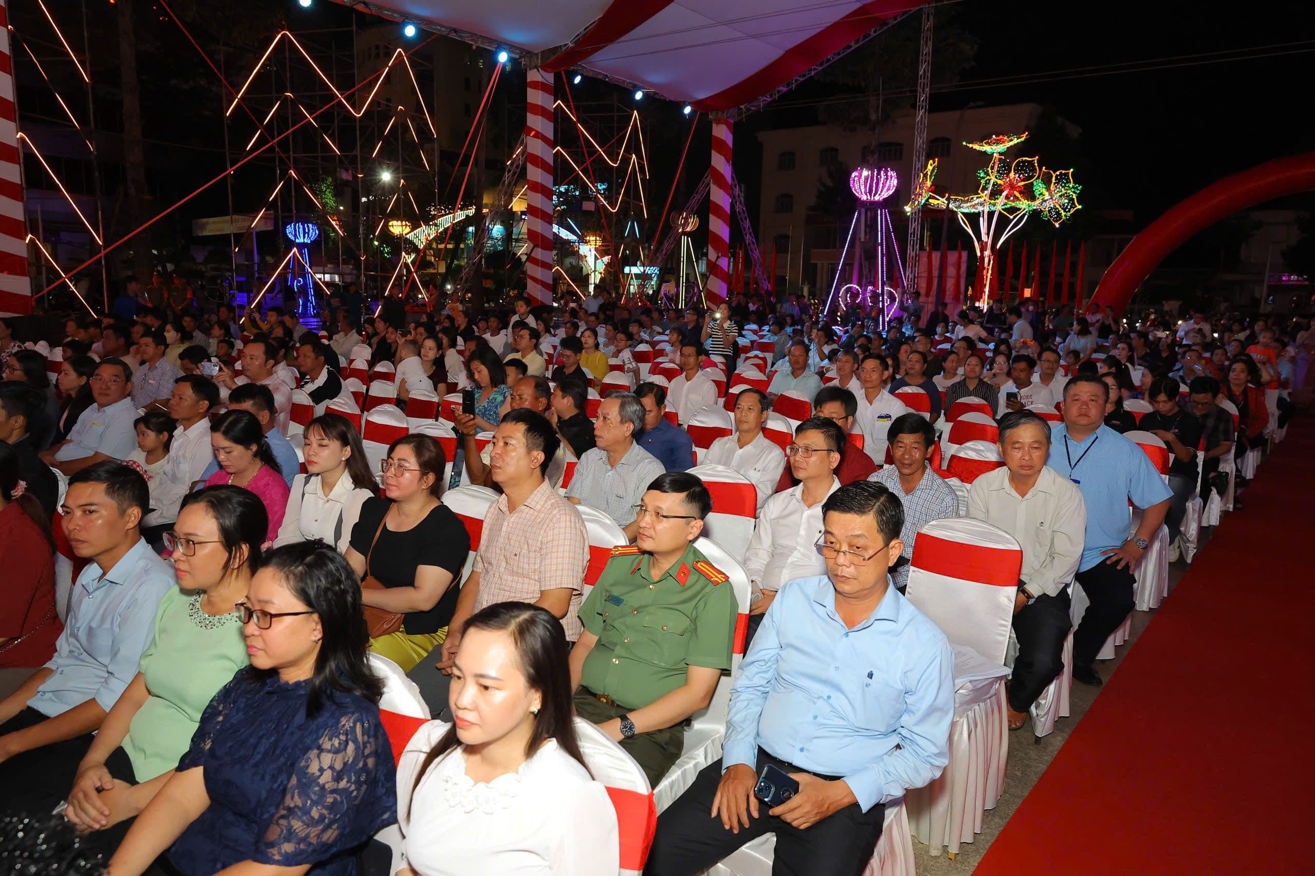 Đông đảo cộng đồng và du khách tham dự lễ hội, cùng nhau gửi gắm khát vọng về mùa màng bội thu và cuộc sống bình an.