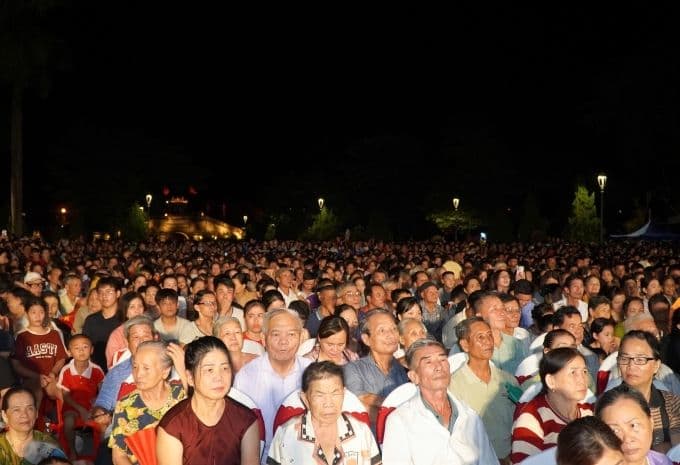 Đông đảo khán giả tập trung xem phim 'Mưa Đỏ' tại buổi chiếu ngoài trời, minh chứng cho sức hút của tác phẩm.