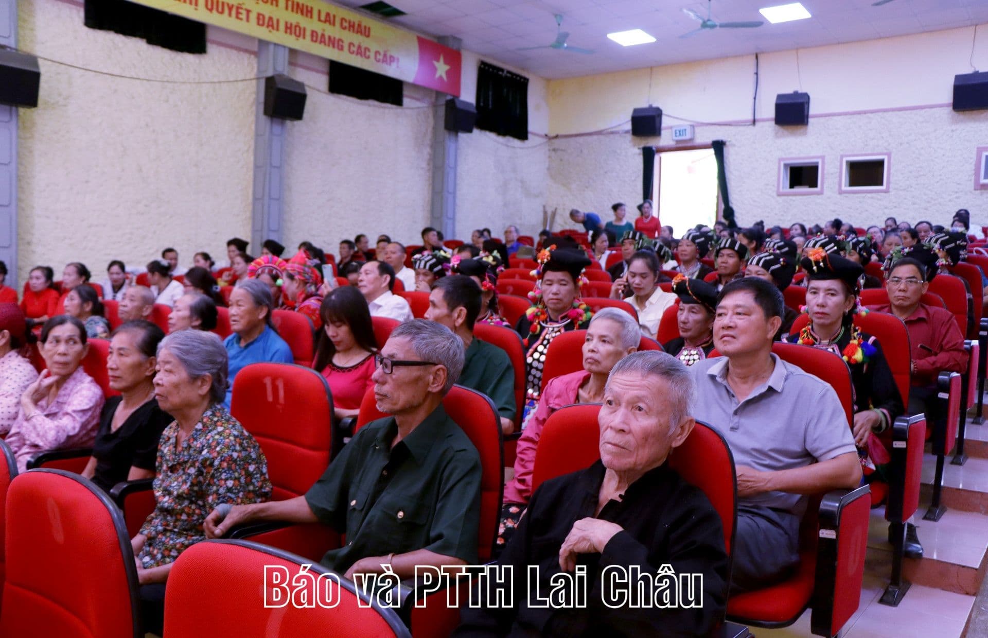 Đông đảo người cao tuổi, bao gồm cả những người mặc trang phục truyền thống, tham dự một buổi họp mặt cộng đồng, thể hiện vai trò và sự hiện diện quan trọng của họ.