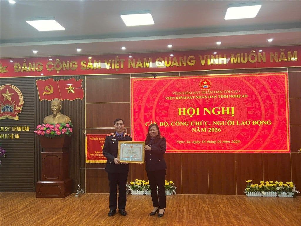 Đông đảo người dân tham dự một sự kiện cộng đồng, thể hiện tinh thần đoàn kết dân tộc.