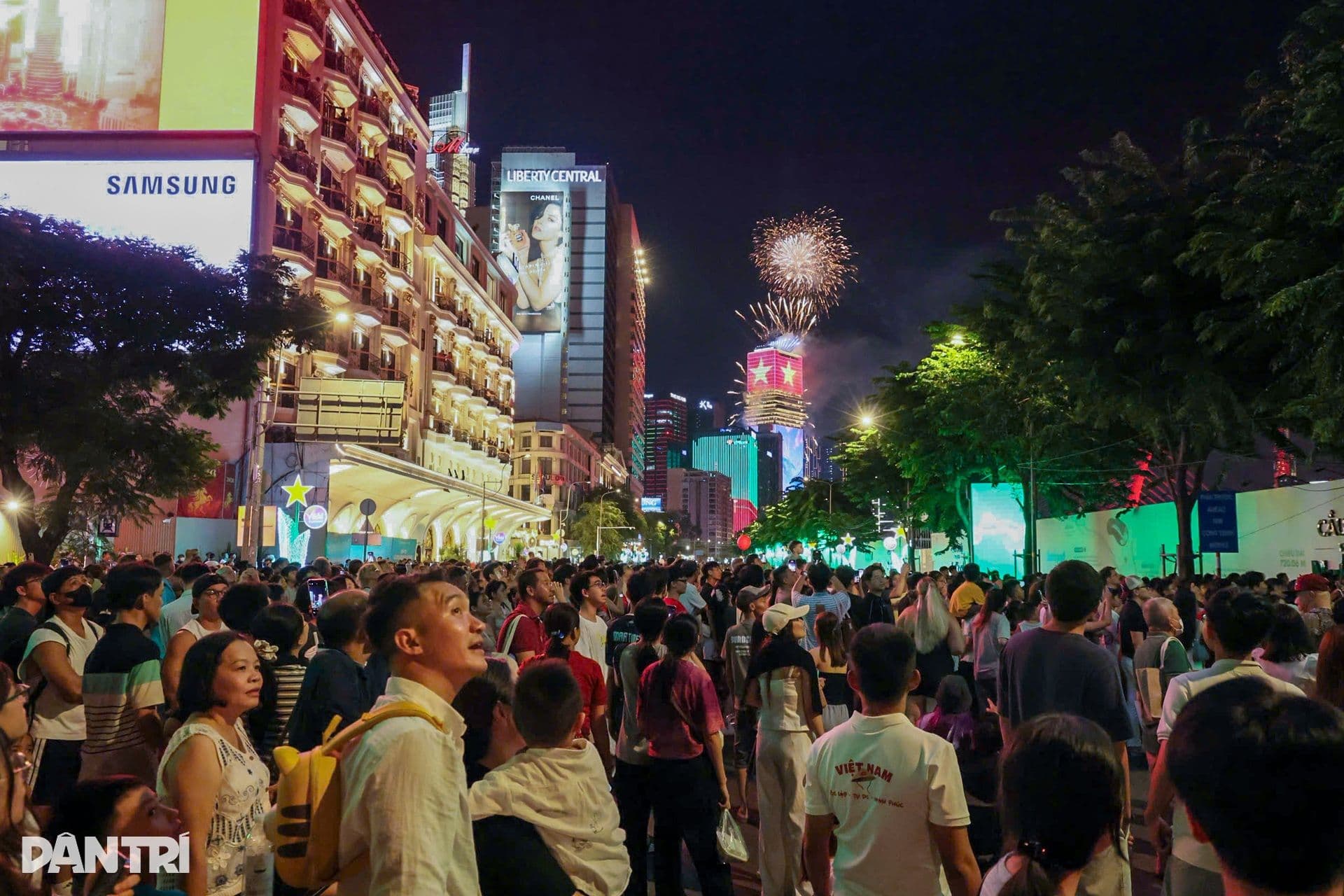 Đông đảo người dân tập trung trên đường phố đô thị để chiêm ngưỡng màn pháo hoa đêm Quốc khánh 2/9.