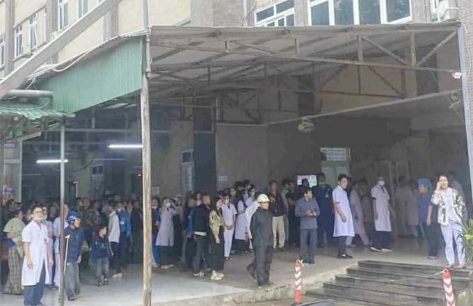 Đông đảo người dân và nhân viên y tế tập trung tại sảnh bệnh viện sau sự cố, nhấn mạnh nhu cầu tăng cường an ninh.