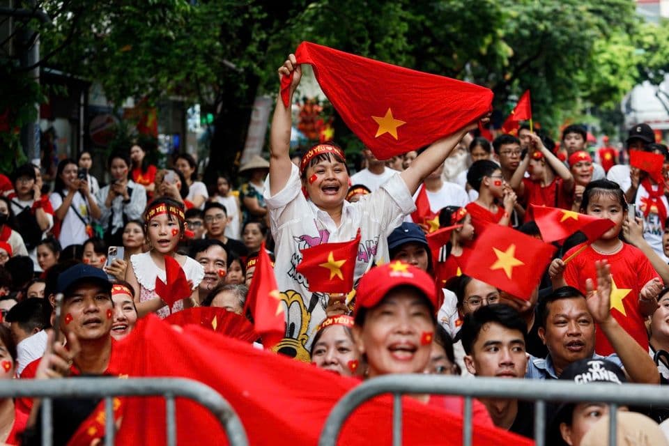 Đông đảo người dân Việt Nam vẫy cờ trong dịp lễ Quốc khánh, bối cảnh mà các đối tượng lừa đảo thường lợi dụng để phát tán thông tin giả mạo về quà tặng an sinh xã hội.