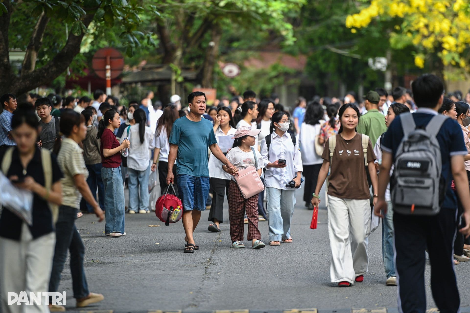 Đông đảo thí sinh và phụ huynh tập trung tại Trường Đại học Sư phạm Hà Nội trong kỳ thi đánh giá năng lực.