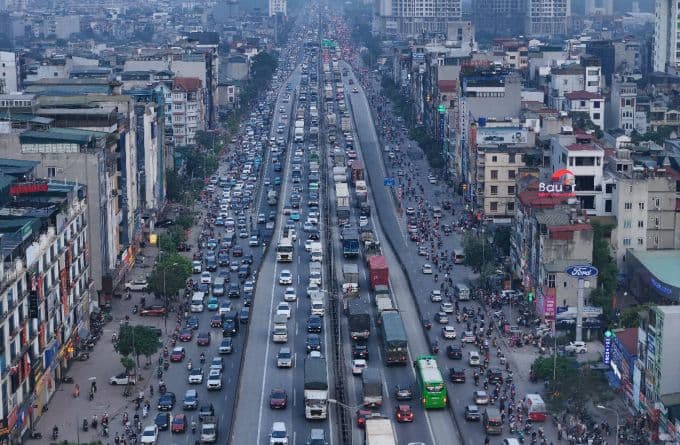 Đường phố Hà Nội ùn tắc với nhiều phương tiện giao thông, thể hiện thách thức về giao thông và môi trường.