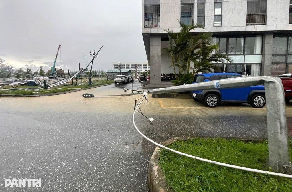 Đường phố Hà Nội ngập nước, cột đèn đổ sau mưa lớn do bão Bualoi