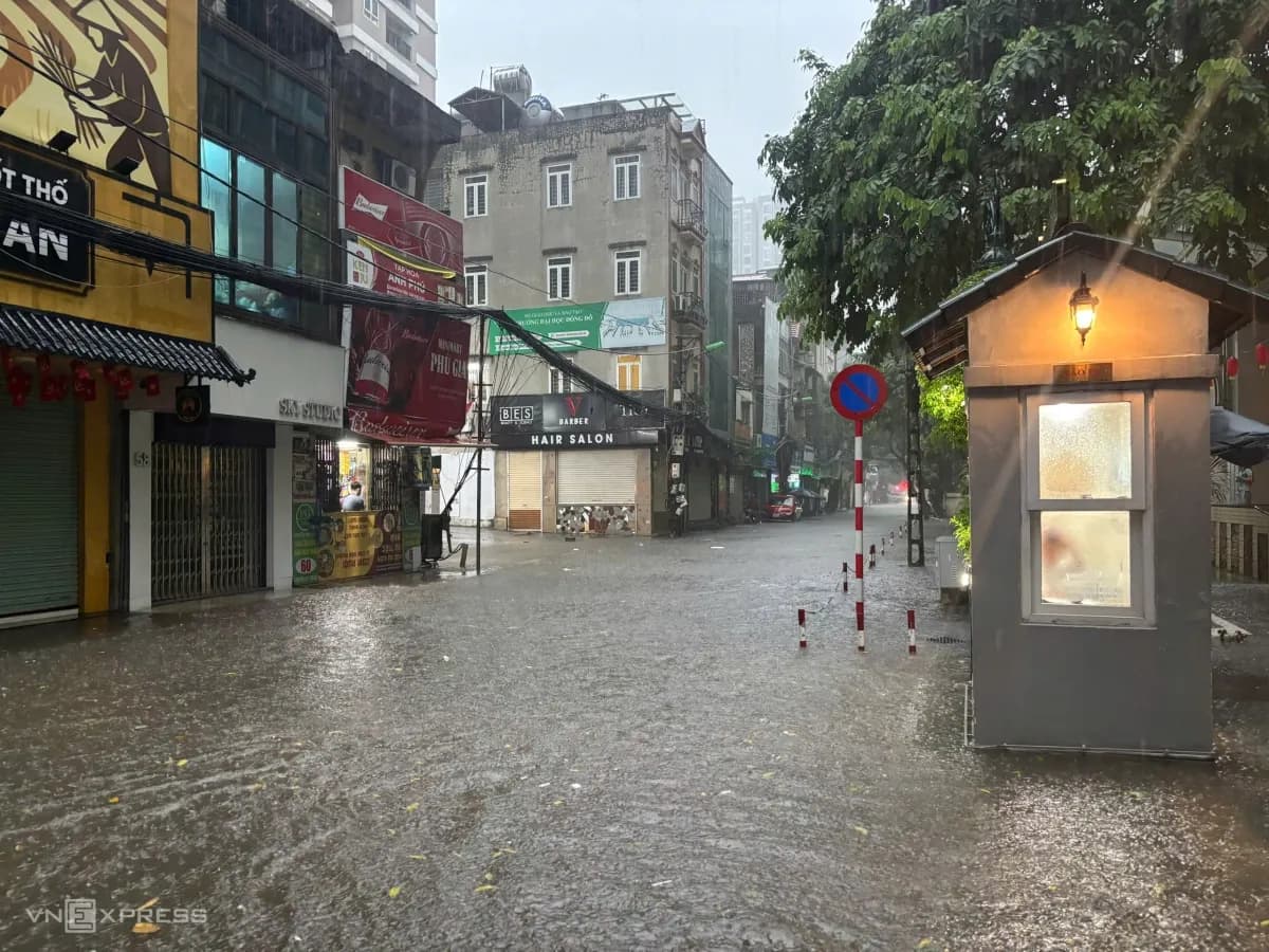 Đường phố Hà Nội ngập sâu sau mưa lớn, đặt ra câu hỏi về chiến lược ứng phó lâu dài với tình trạng úng ngập.