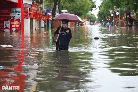 Đường phố Hà Nội ngập sâu sau mưa lớn, thể hiện thách thức hạ tầng đô thị.