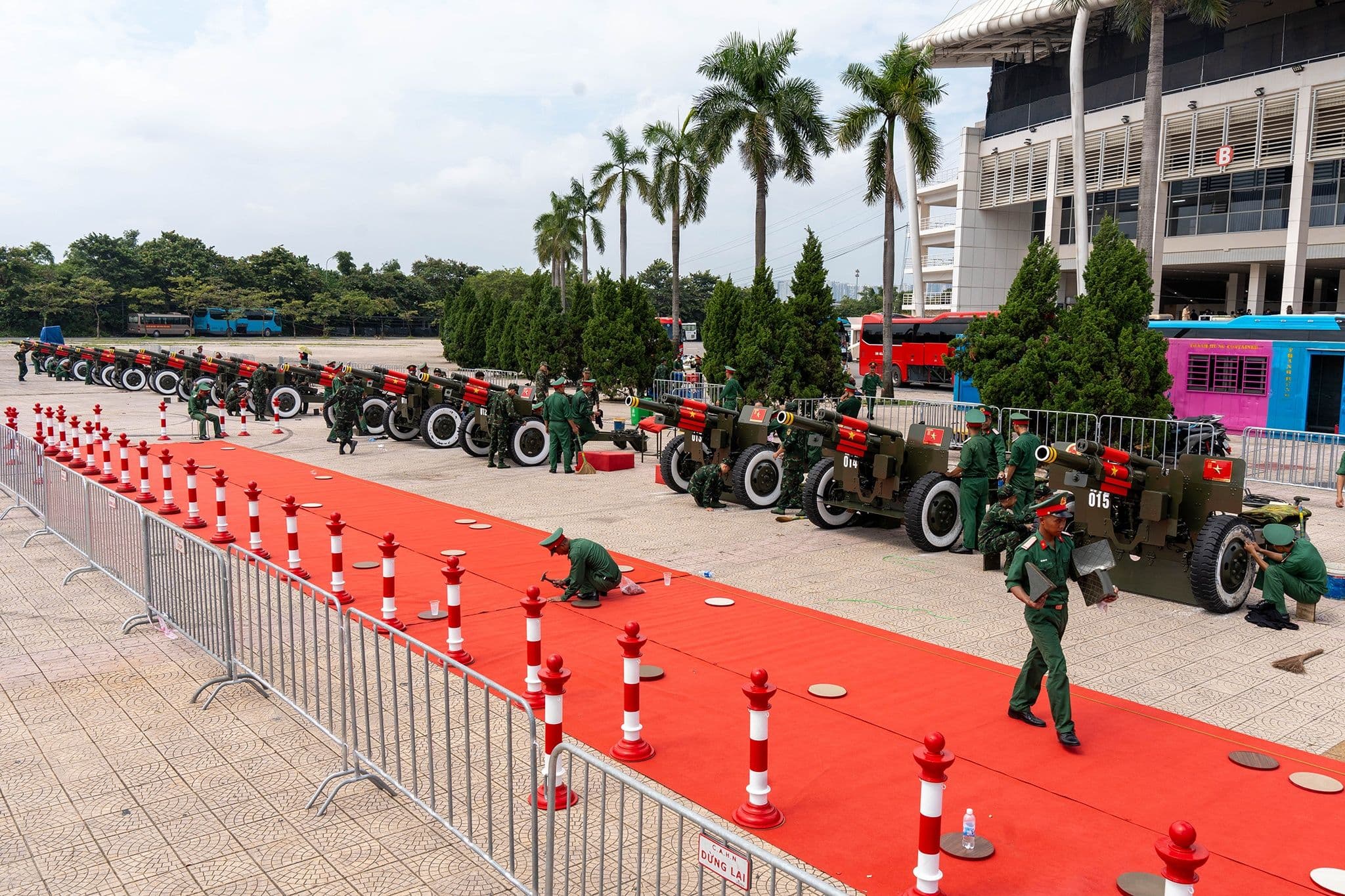 Đường phố Hà Nội rực rỡ cờ đỏ sao vàng, nhịp sống Thủ đô thay đổi vì đại lễ.