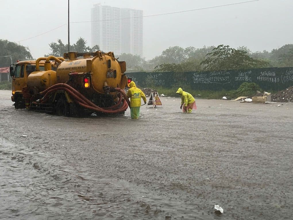 Đường phố Hà Nội tắc nghẽn nghiêm trọng, xe cộ bì bõm lội nước sau cơn mưa lớn.
