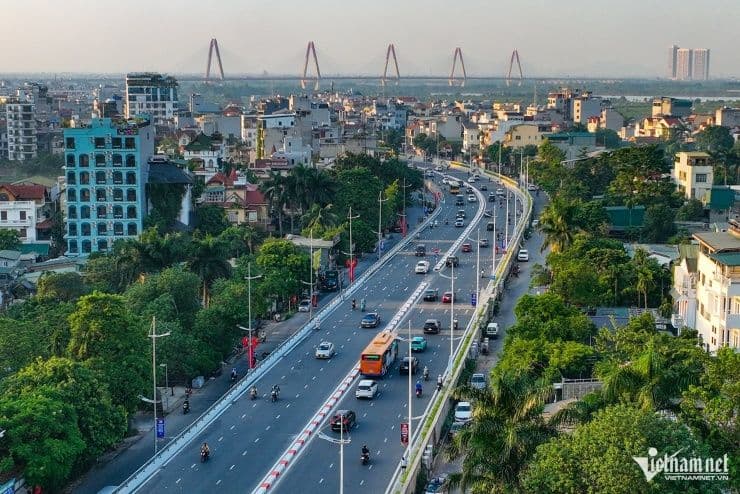 Đường phố Hà Nội với xe buýt lưu thông, minh họa nhu cầu phát triển giao thông công cộng.