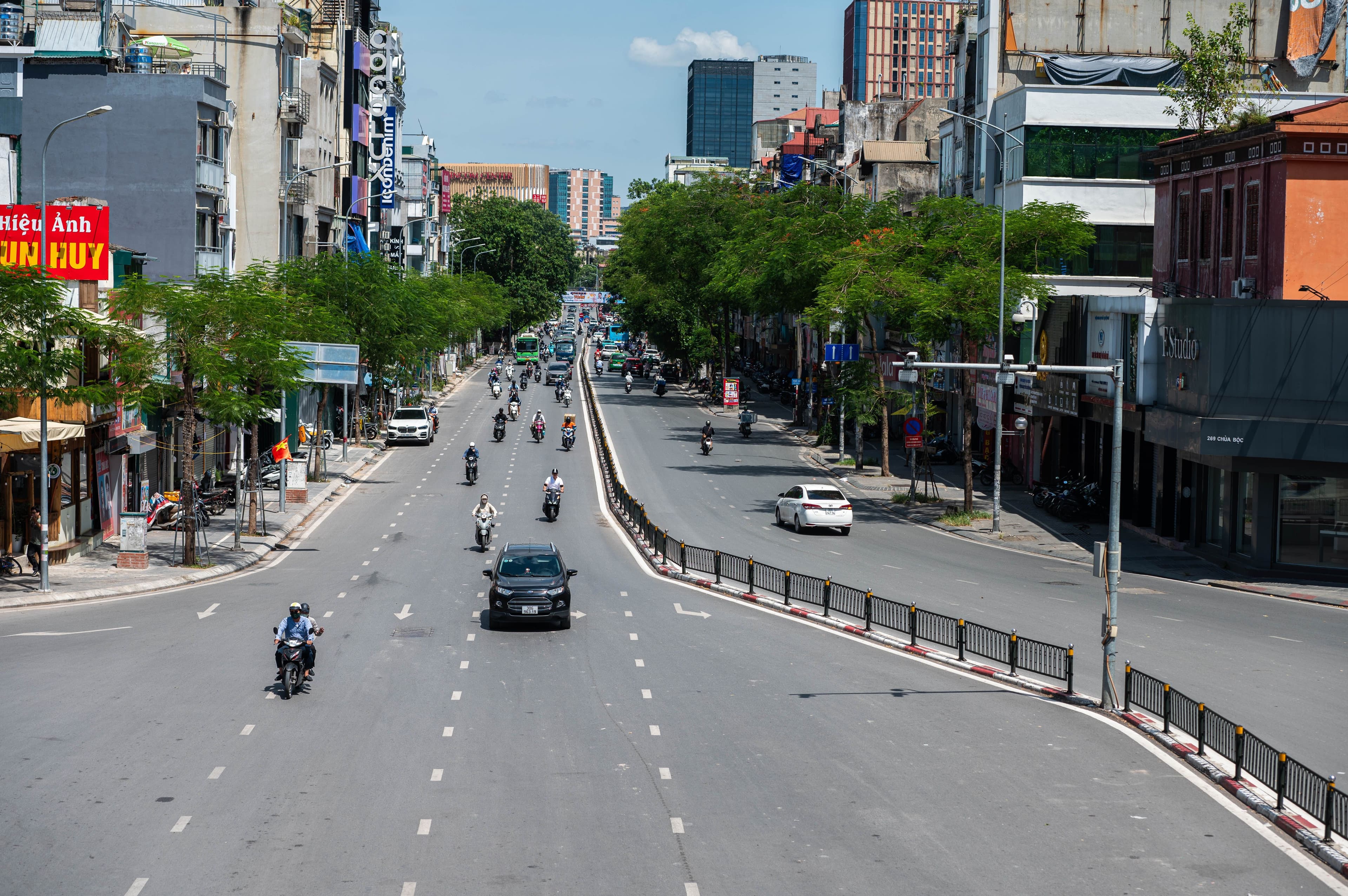 Đường phố Hà Nội vắng vẻ bất thường trong đợt nắng nóng kỷ lục, tạo cảm giác 'đô thị vắng'.