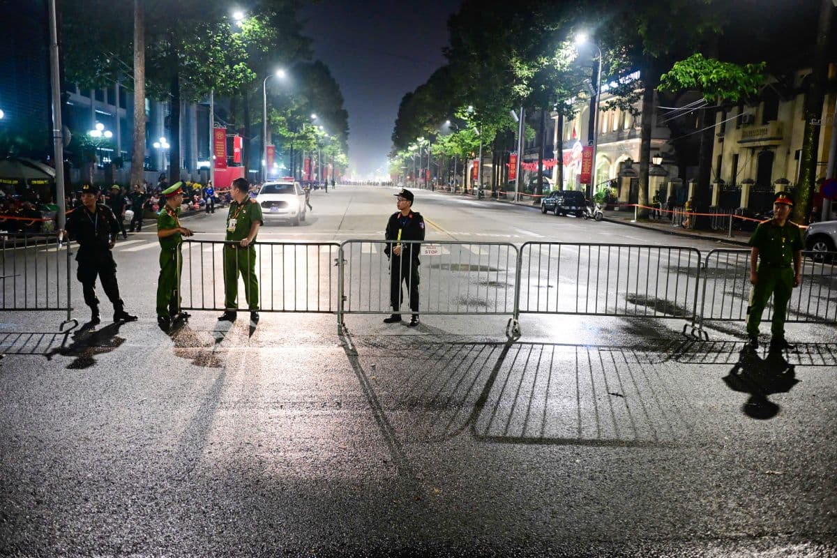 Đường phố Hà Nội vắng vẻ, được rào chắn và canh gác nghiêm ngặt vào đêm trước Đại lễ 2/9.