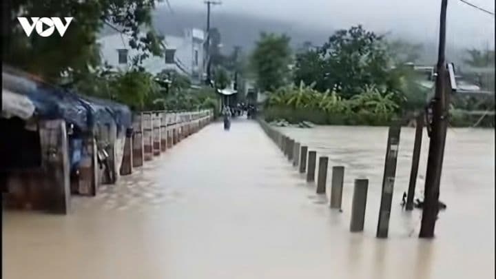 Đường phố ngập lụt gây ách tắc giao thông, nhấn mạnh sự cần thiết của hành động thông minh ứng phó với mưa lớn.