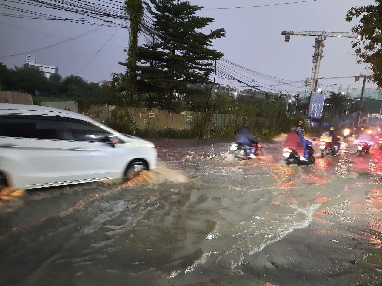 Đường phố Sài Gòn ngập nước, gây khó khăn cho giao thông và ảnh hưởng đến cuộc sống.