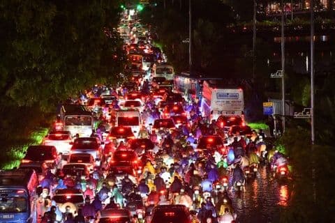 Đường phố tắc nghẽn và ngập nước sau mưa bão, gây gián đoạn giao thông