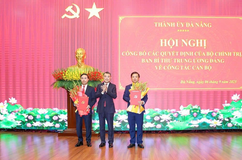 Ông Phạm Đức Ấn (giữa) tại hội nghị công bố các quyết định về công tác cán bộ, phản ánh quá trình công tác cấp cao trước khi đến Đà Nẵng.
