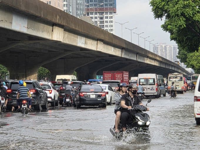 Đường Phạm Hùng, Hà Nội ngập sâu, giao thông khó khăn sau mưa lớn.