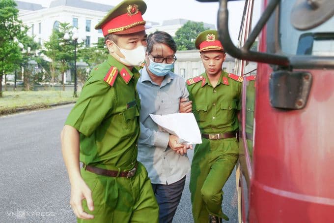 Ông Phạm Thái Hà, cựu Phó Chủ nhiệm Văn phòng Quốc hội, bị dẫn giải đến tòa trong vụ án Tập đoàn Thuận An.