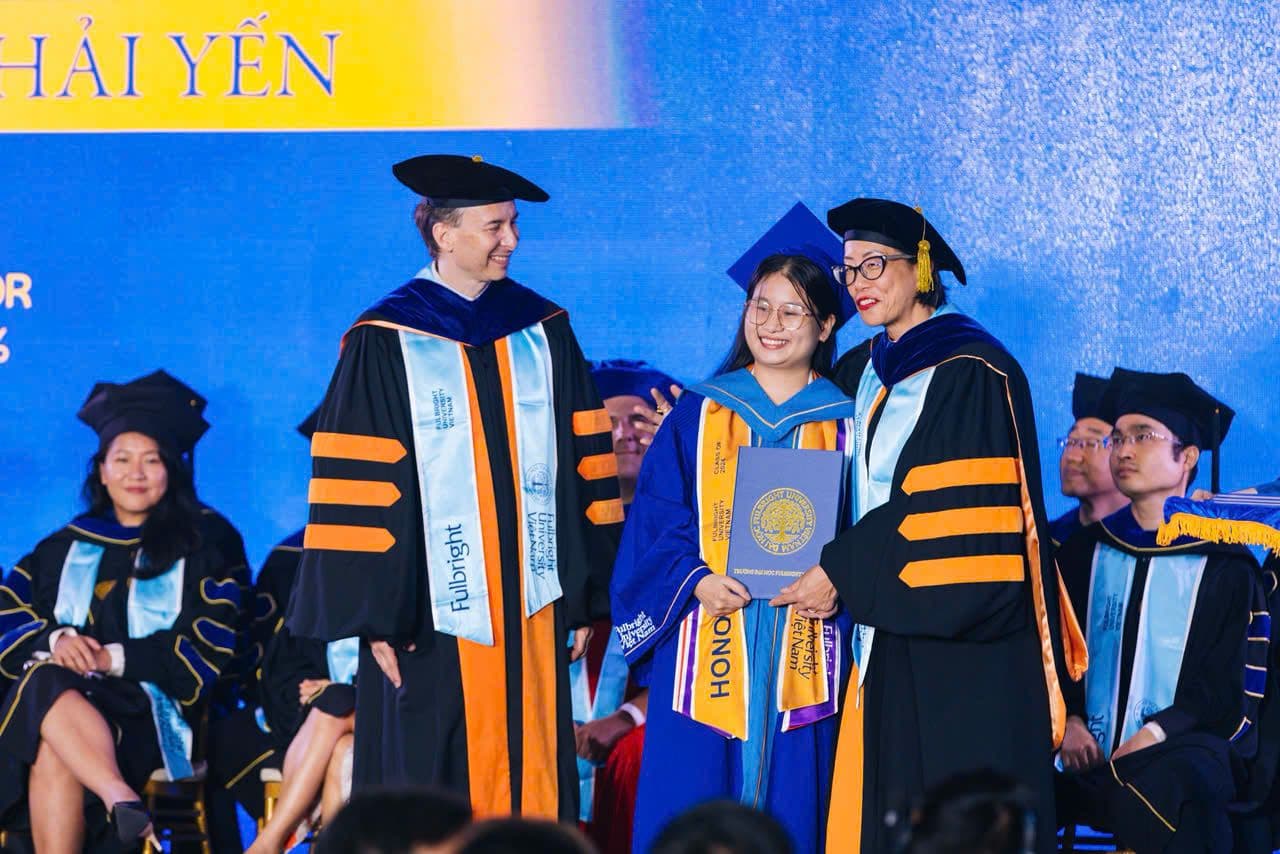 Đồng Thị Hải Yến khiếm thị nhận bằng tốt nghiệp tại Đại học Fulbright Việt Nam, một bước đệm quan trọng trên hành trình đến Harvard.