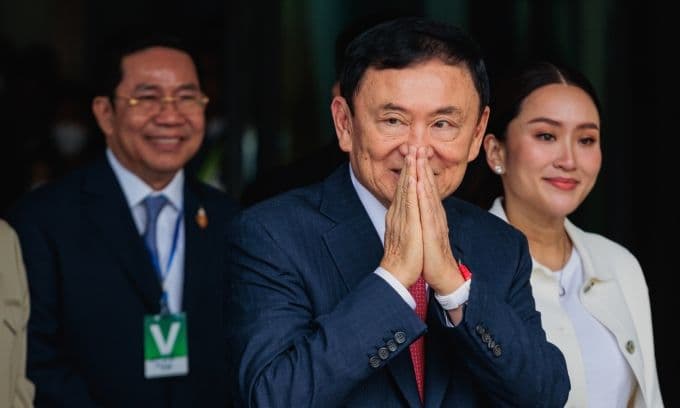 Ông Thaksin Shinawatra và bà Paetongtarn, gợi nhớ lịch sử chính trị gia tộc Shinawatra.