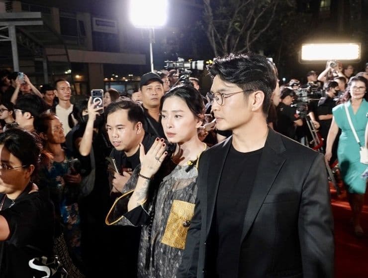 Ngô Thanh Vân và Johnny Trí Nguyễn tại sự kiện công chiếu phim, thể hiện mối duyên bền chặt trong điện ảnh Việt