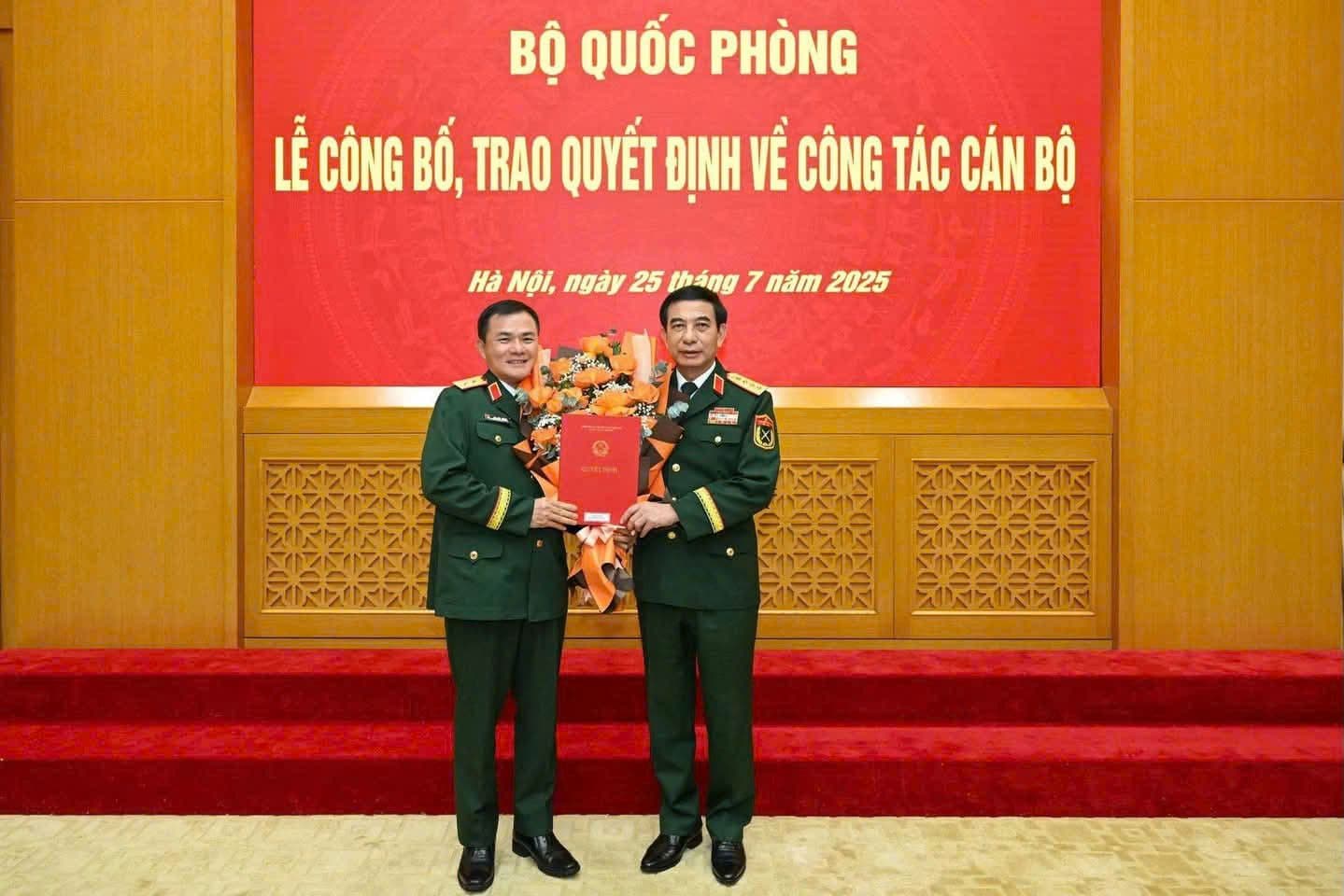 Ông Tào Đức Thắng nhận quyết định thăng quân hàm Trung tướng từ Bộ Quốc phòng