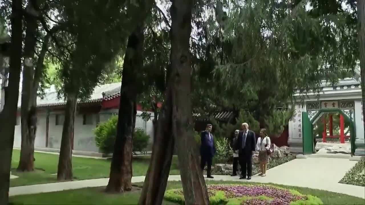 Ông Tập Cận Bình và ông Donald Trump đi dạo trong Trung Nam Hải, Bắc Kinh.