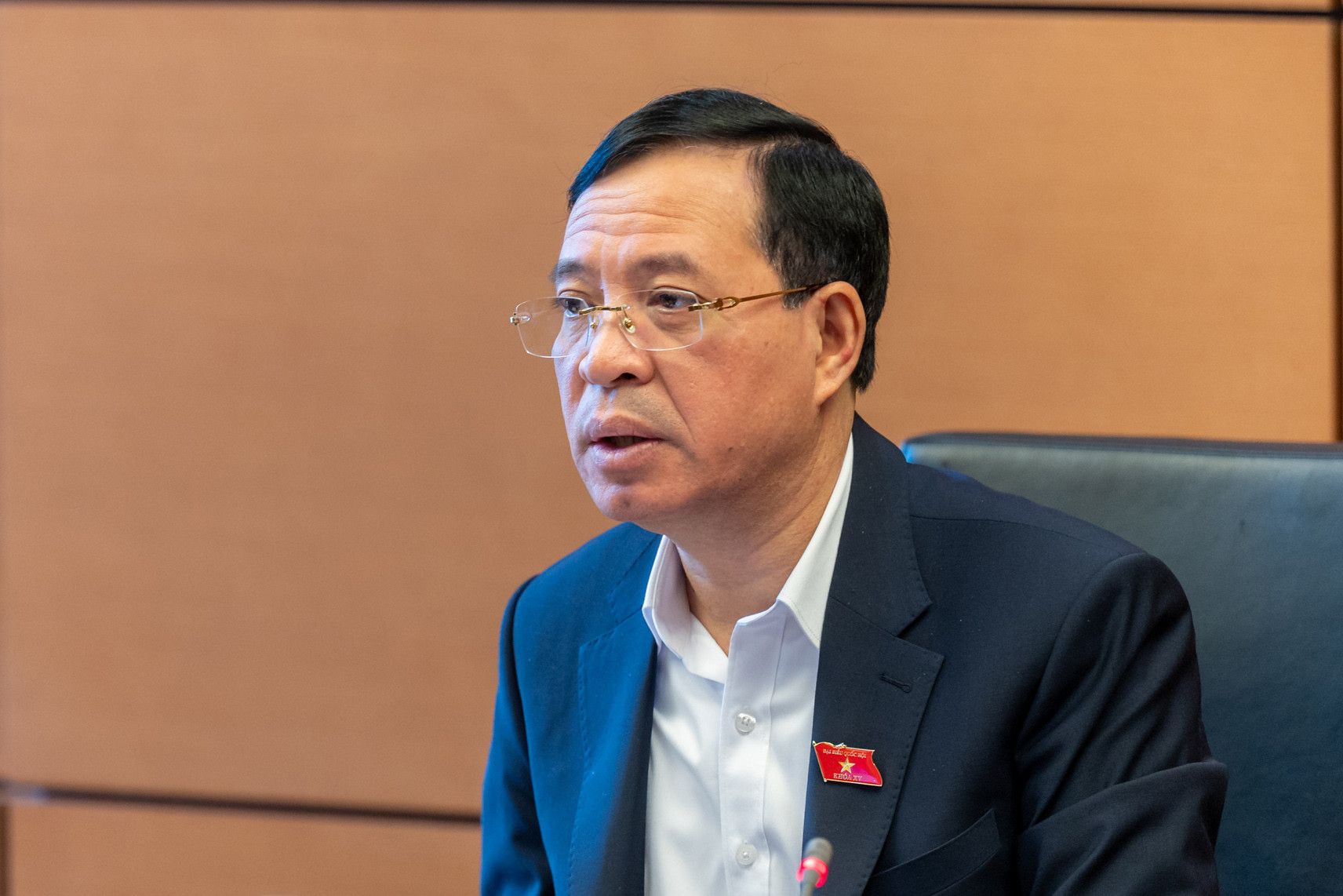 Ông Trần Quốc Nam phát biểu tại một cuộc họp, thể hiện vai trò lãnh đạo của ông.