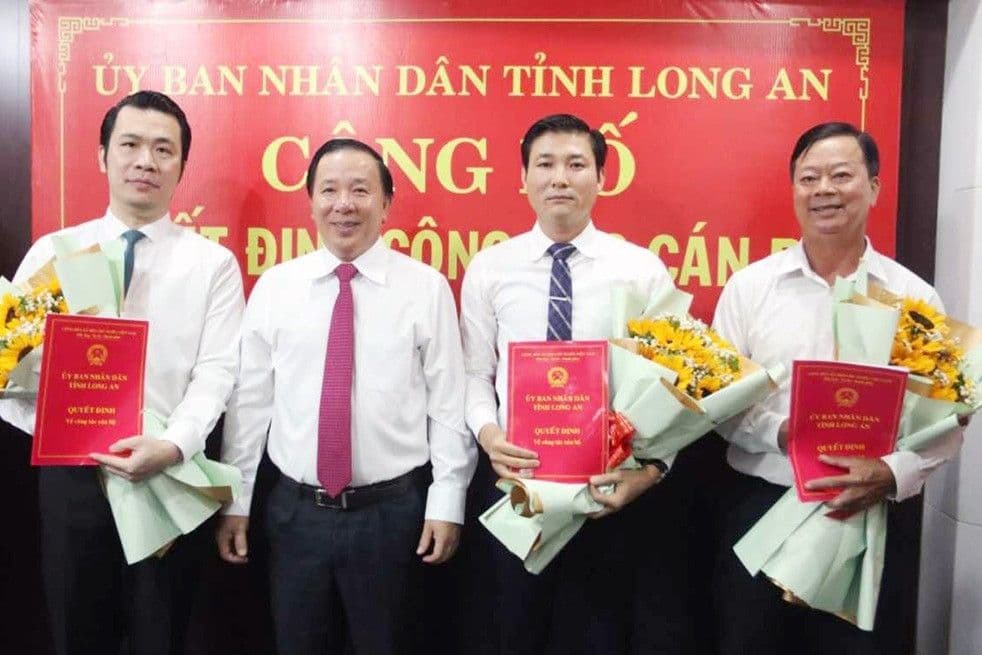 Ông Trương Tấn Sơn nhận quyết định bổ nhiệm Phó Giám đốc Sở Xây dựng Long An