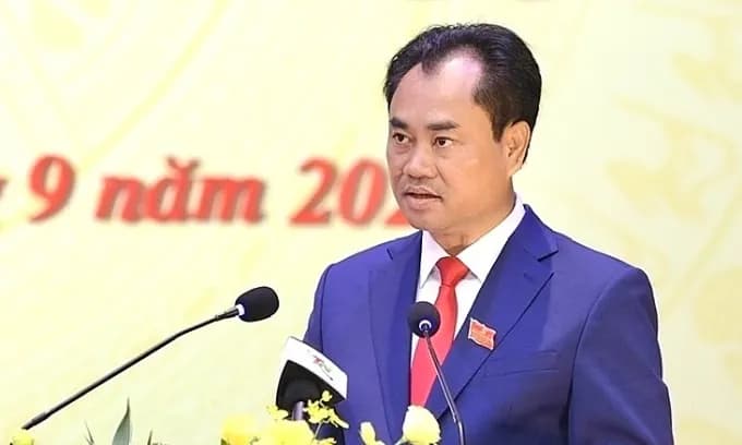 Ông Trịnh Việt Hùng phát biểu tại một sự kiện, thể hiện vai trò lãnh đạo của mình