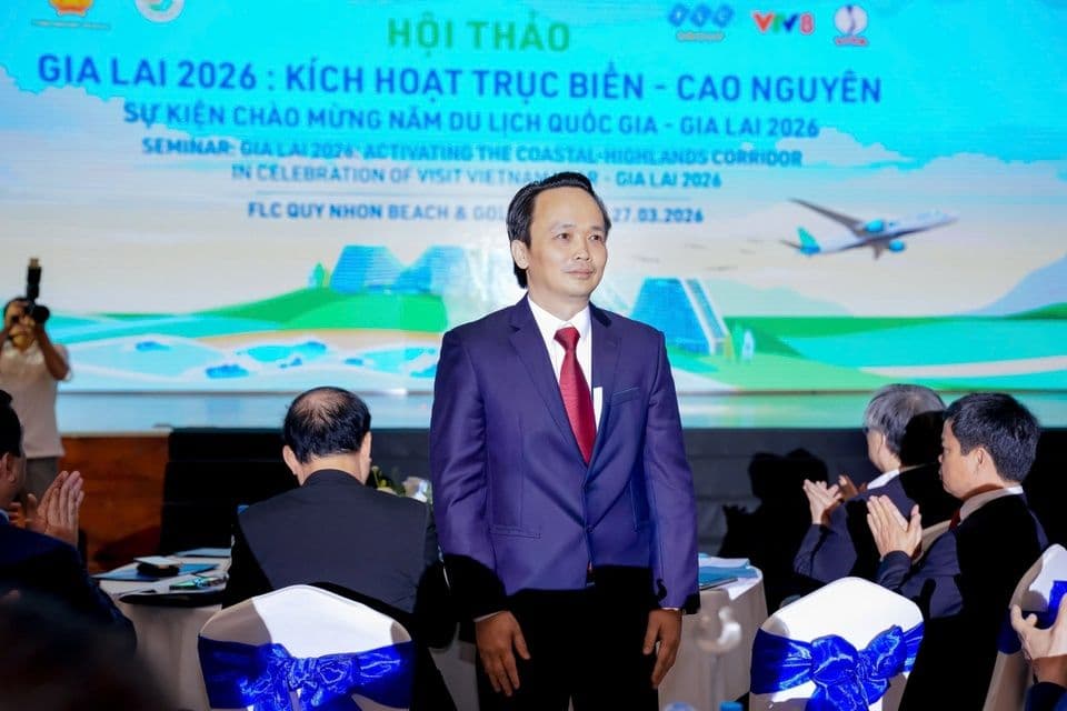 Ông Trịnh Văn Quyết, cựu Chủ tịch FLC, tại sự kiện tái xuất, tượng trưng cho hồi ức và vọng âm trên thị trường chứng khoán.