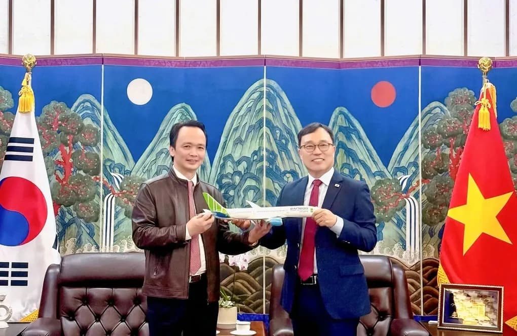 Ông Trịnh Văn Quyết (trái) và Đại sứ Hàn Quốc Choi Youngsam (phải) cùng cầm mô hình máy bay Bamboo Airways, biểu tượng cho sự trở lại và hợp tác quốc tế của FLC.