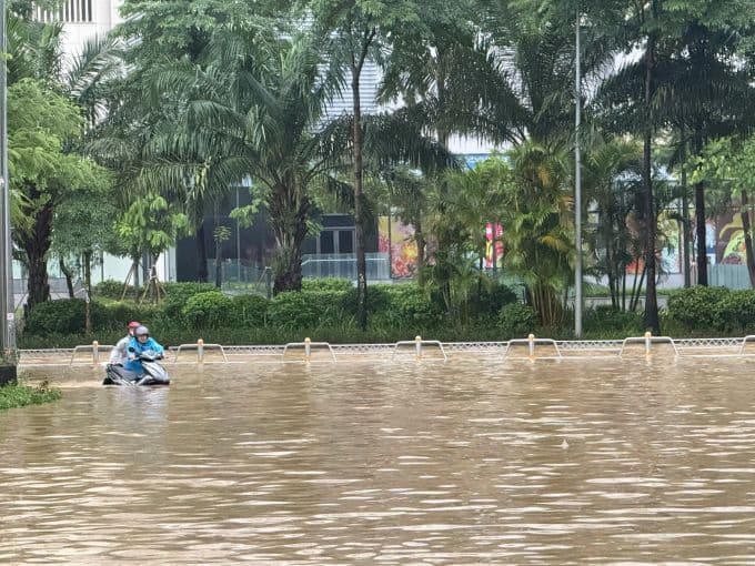 Đường Võ Chí Công ngập sâu sau mưa lớn, phương tiện di chuyển khó khăn.