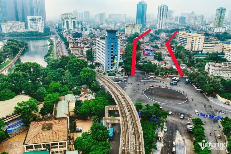 Đường vành đai 1 Hà Nội với tuyến đường sắt đô thị trên cao, biểu trưng cho giải pháp phát triển hạ tầng giao thông công cộng.