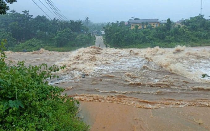Đường vào bản xã Hướng Phùng ngập sâu và nước chảy xiết do bão số 6 gây ra lũ lụt.