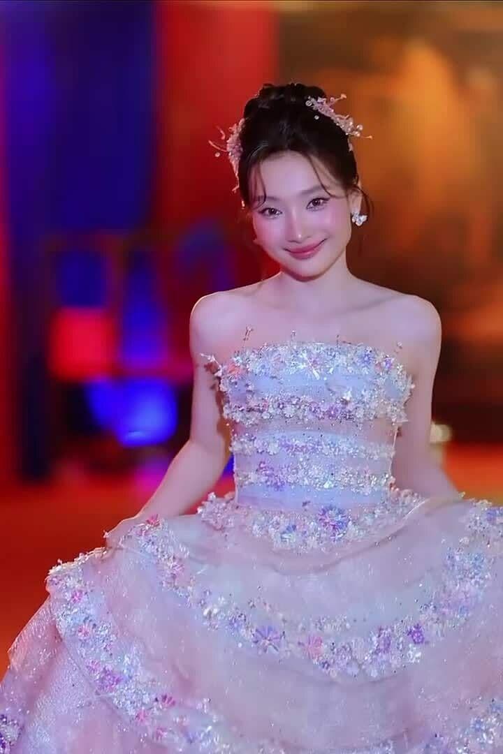 Ngọc Hương rạng rỡ trên thảm đỏ công chiếu phim Quỷ Nhập Tràng 2, đánh dấu dấu ấn mới cho dòng phim kinh dị Việt.