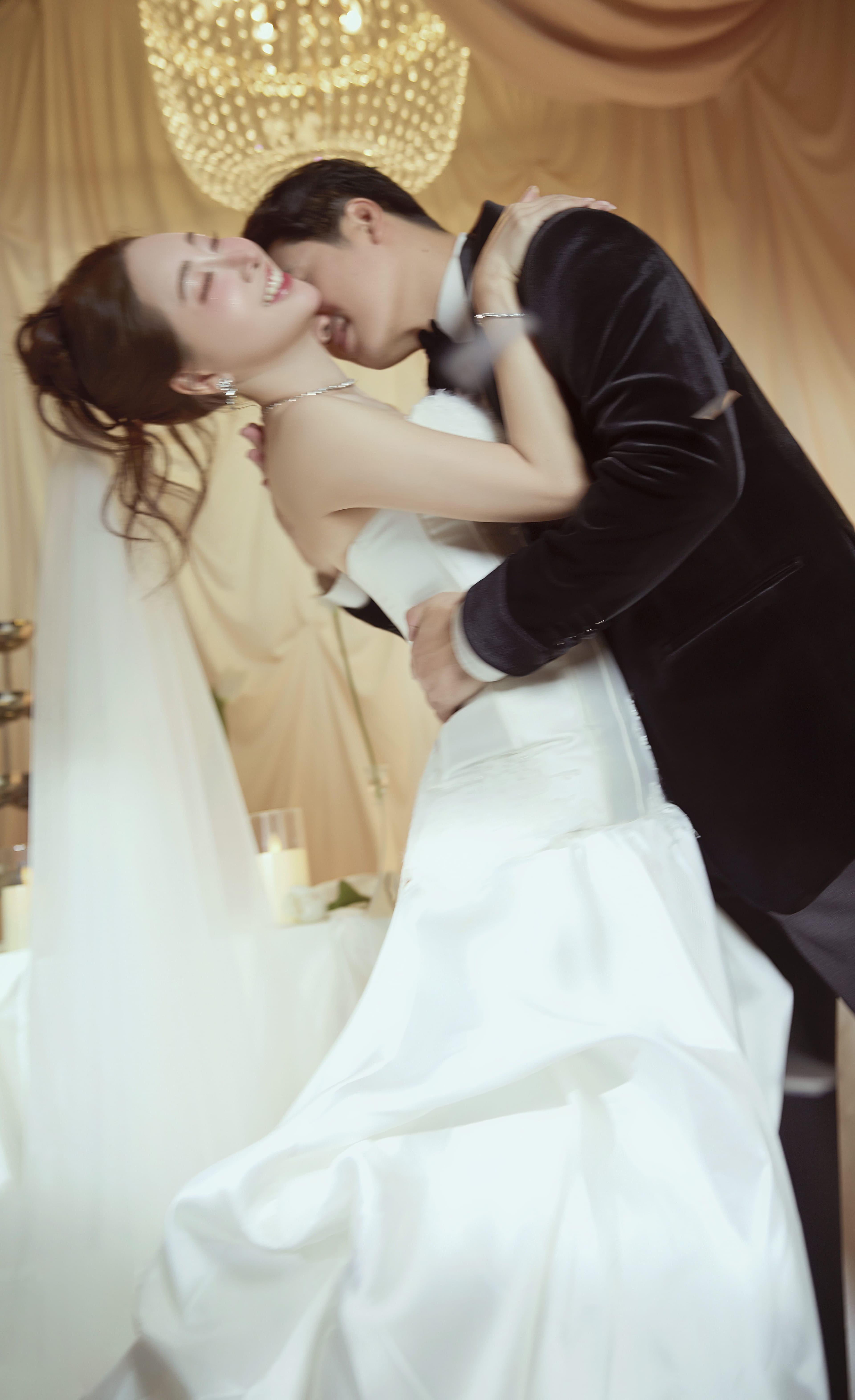 Ngọc Quỳnh và Thùy Anh ôm chặt, thể hiện tình yêu sâu sắc khi vun đắp tổ ấm gia đình hỗn hợp.