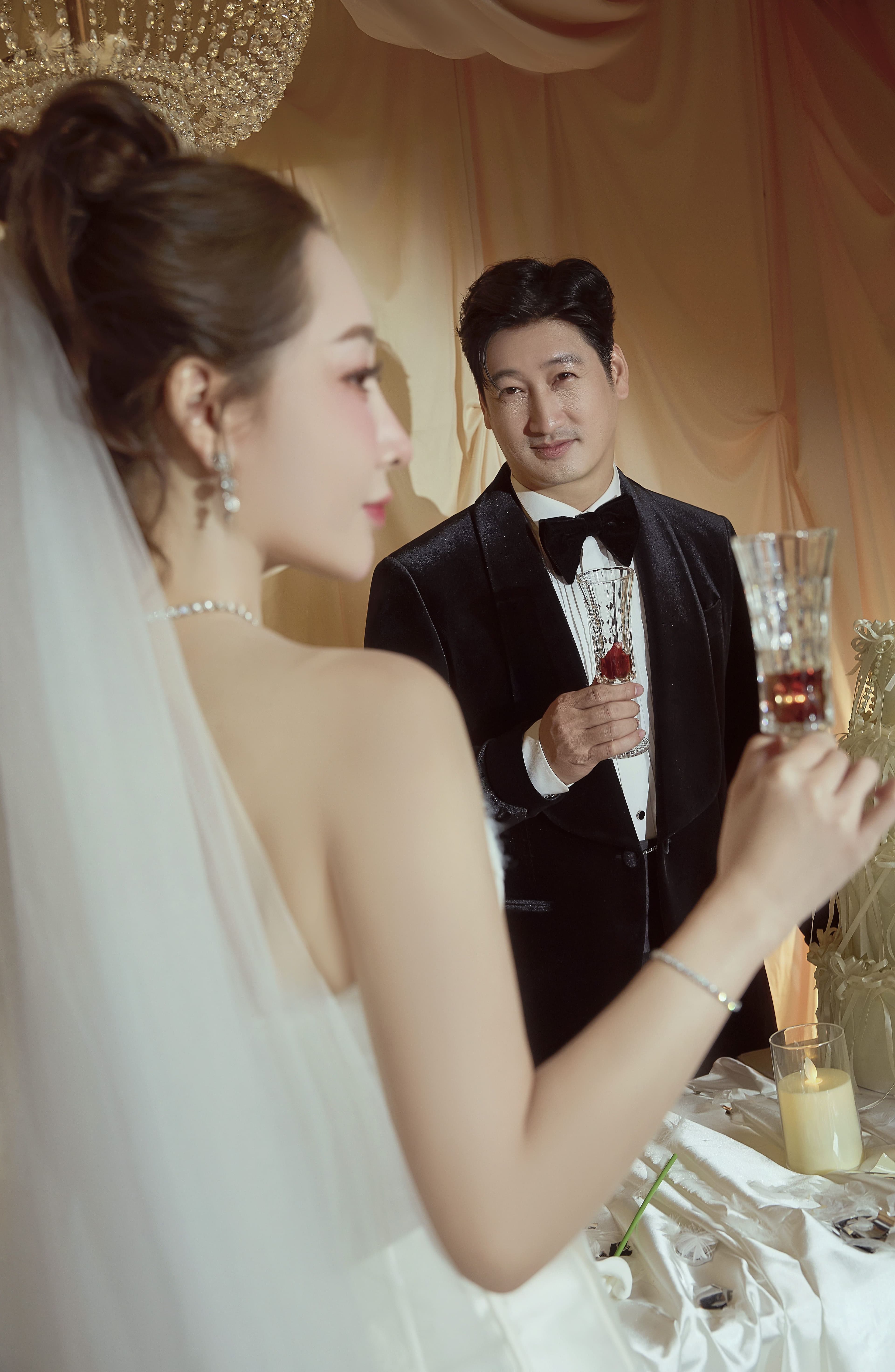Ngọc Quỳnh và Thùy Anh nâng ly, kỷ niệm hành trình tình yêu trưởng thành sau những dấu ấn của thời gian.