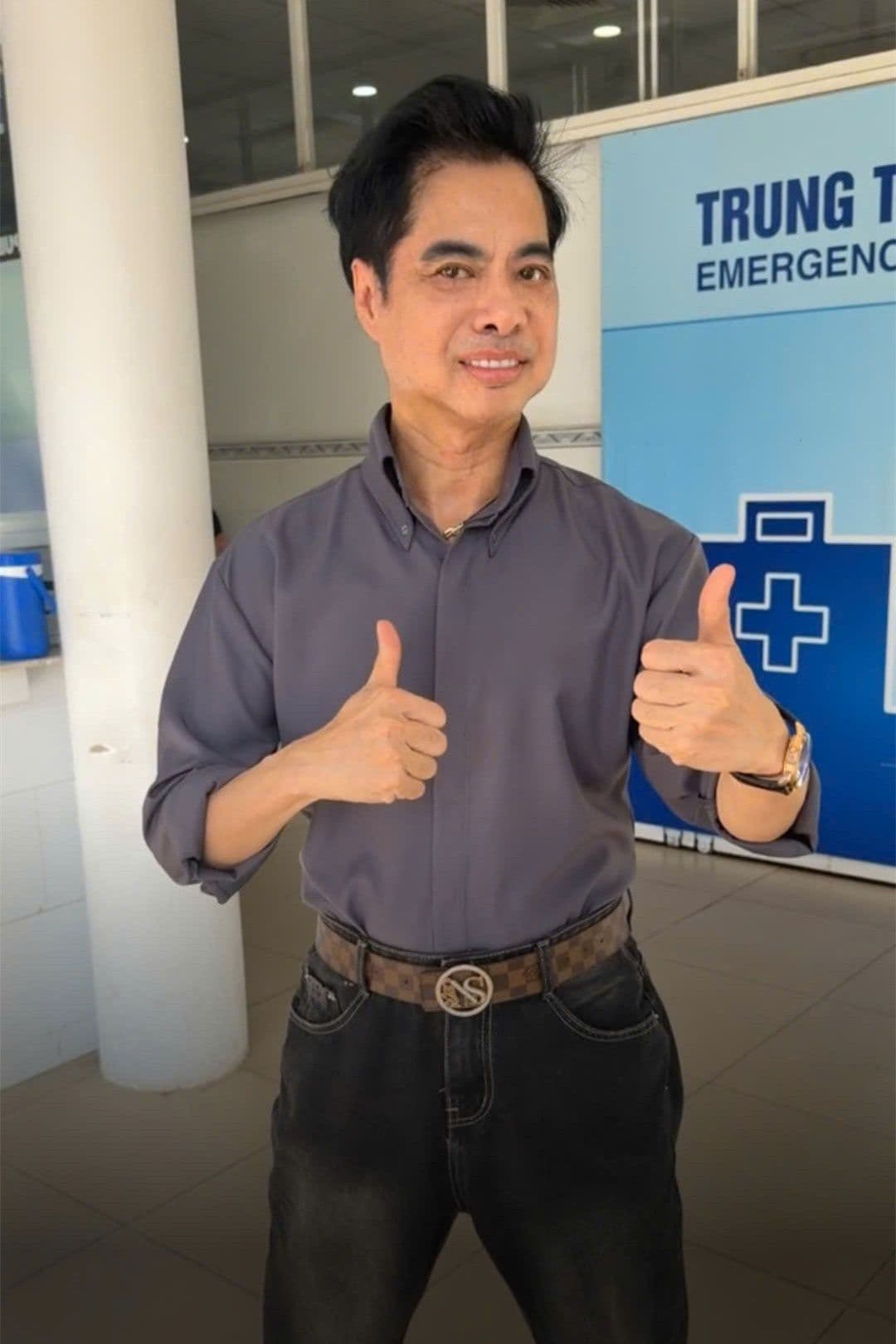 Ngọc Sơn tự tin giơ ngón tay cái tại bệnh viện sau khi xét nghiệm chất cấm.