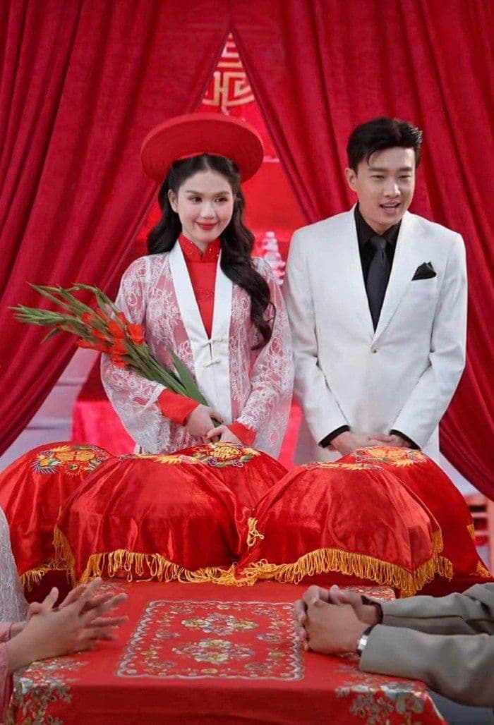 Ngọc Trinh và Quốc Trường trong trang phục cưới truyền thống, hình ảnh từng gây xôn xao dư luận về mối quan hệ của họ.