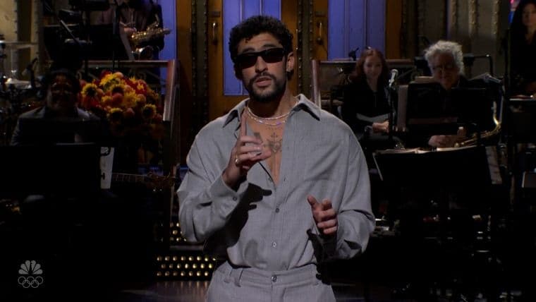 Nghệ sĩ Bad Bunny biểu diễn trên sân khấu, tượng trưng cho sự phát triển của các nền tảng nội dung mới và trải nghiệm người dùng trong tương lai số.